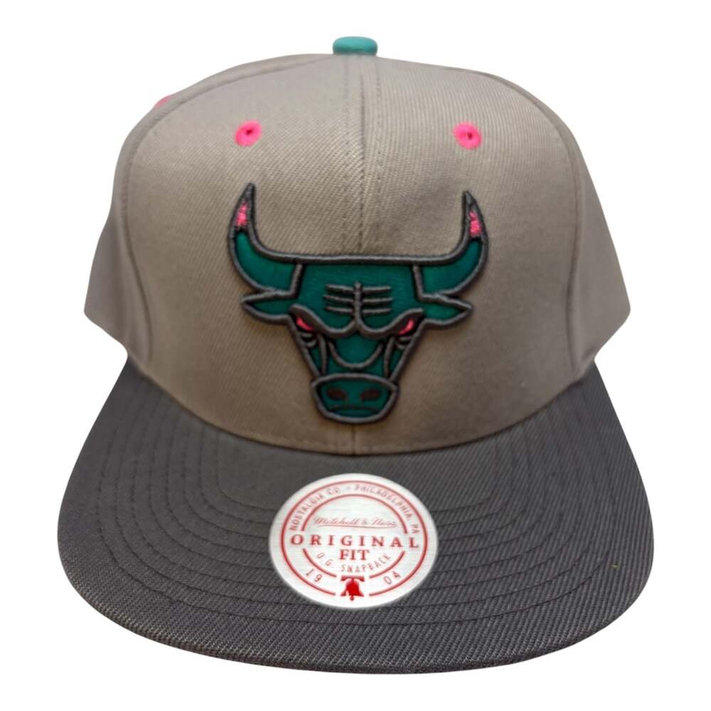 6HSSJS19260-CBULTGY] MENS MITCHELL & NESS NBA CHICAGO BULLS WOLF MAGS SNAPBACK